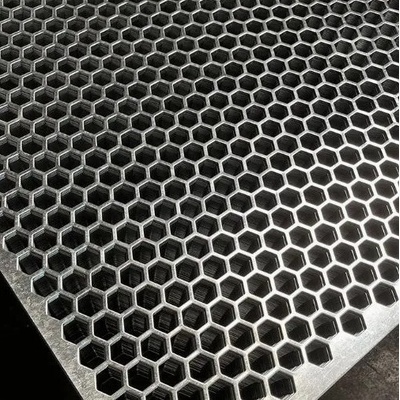 Děrovaný plech Zn 1000 x 2000 x 1,5 mm, šestihranné otvory