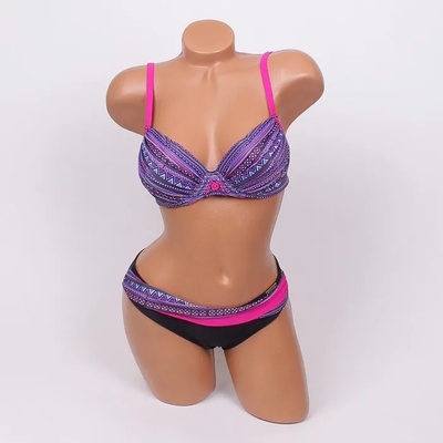 Ефектен бански в лилави и цикламени нюанси - чашка b