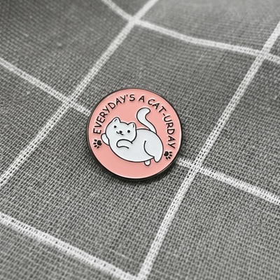 Pinarna Everyday's a cat urday Každý den je kočičí den bílá kočička
