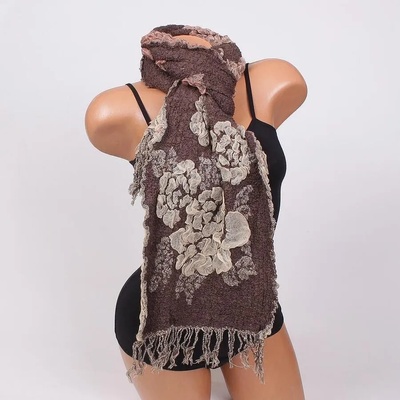 Шал в кафяв цвят с ефектни бежови цветя