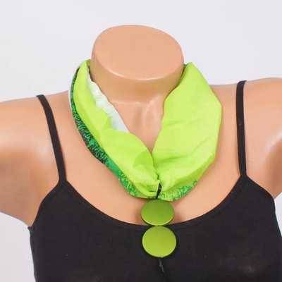 Фишу-колие в бяло и зелено с кръгли висулки