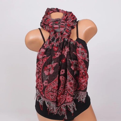 Дамски шал в червено и черно с цветя
