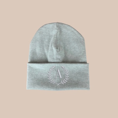 Jarní čepička s vyšitím monogramu dětská Šedá