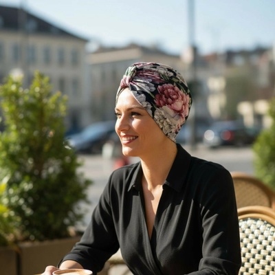 Ebbie bavlněný turban-twist PIVOŇKY NA ČERNÉ