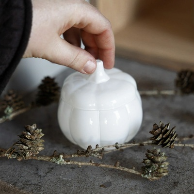 Storefactory Skleněná dóza Dýně Brehult White 9 cm bílá sklo