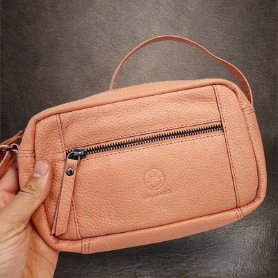 Kožená crossbody dámská kabelka v broskvovém odstínu