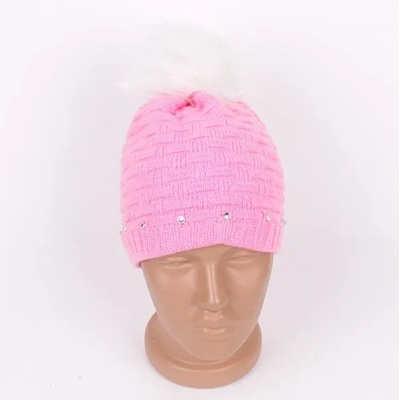 Зимна плетена шапка в розово с малки камъчета и бял пухкав помпон