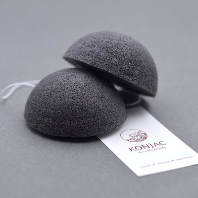 Konjac konjaková houbička s černým uhlím na problematickou a aknózní pleť černá – Zboží Dáma
