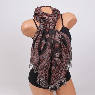 Зимен шал в черно и кафяво с цветя и красиви орнаменти