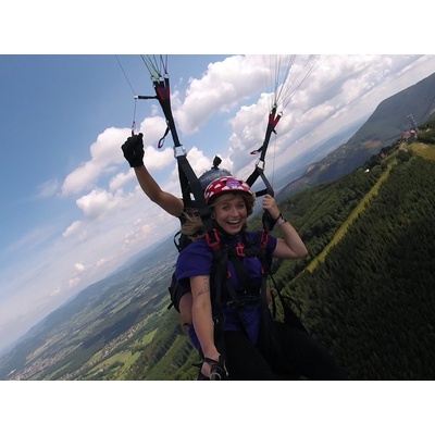 Tandemový paragliding akrobatický let