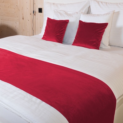 Biante Sametový přehoz/běhoun na postel Velvet Premium SVP-049 Jahodově červený 50x140 cm