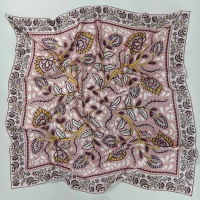 hedvábný šátek růžový s květinovými ornamenty