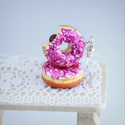 CircusMind Růžovofialové donuty jeden nakousnutý S4636