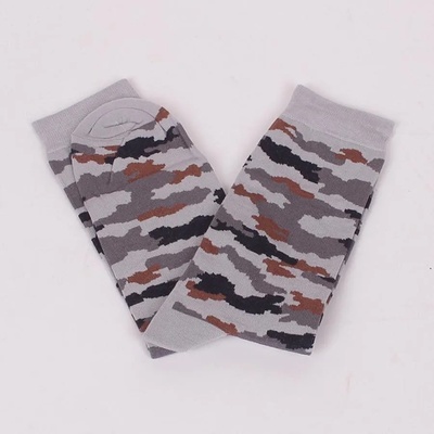Мъжки чорапи с камуфлажен десен в сиво и кафяво