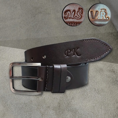 Stylový pánský kožený opasek s vlastním monogramem v moderní tmavě hnědé barvě.