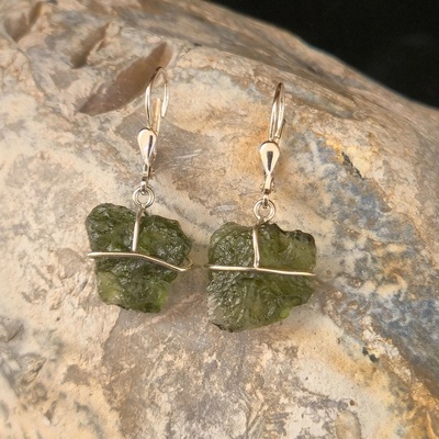 Vltavín Moldavite Stříbrné visací náušnice s nebroušenými vltavíny P36 0012