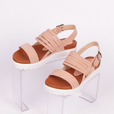 Сандали в телесен цвят с дебела подметка