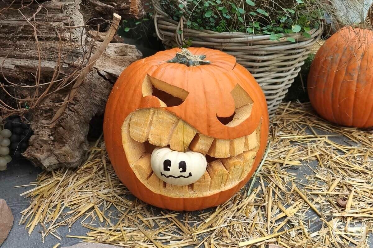 Un dovleac de Halloween sculptat în mod original
