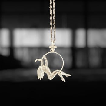 Въздушна акробатика - Женски спортен медальон от сребро 925 с класическо полирано покритие - Ръчно изработено бижу талисман за гимнастички и танцьорки - Идеален подарък за спортист, треньор или артист - ssj