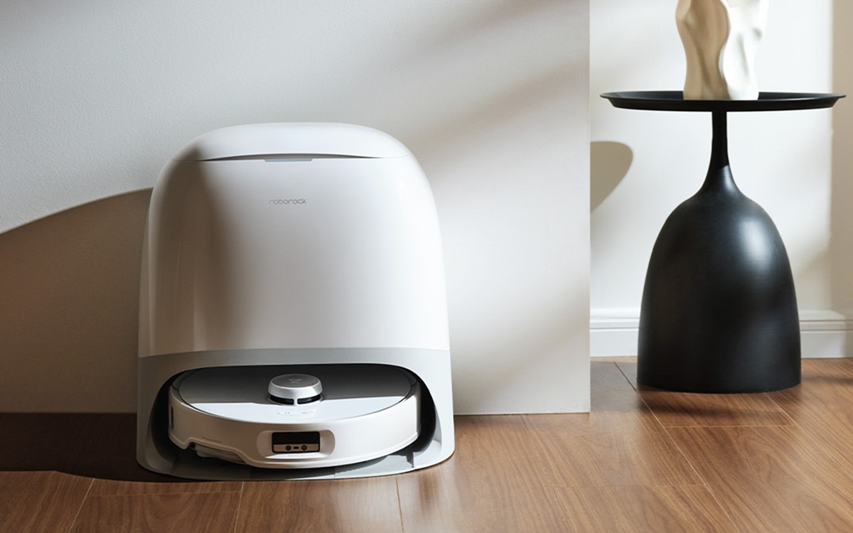 Roborock Qrevo Curv White v nabíjecí stanici