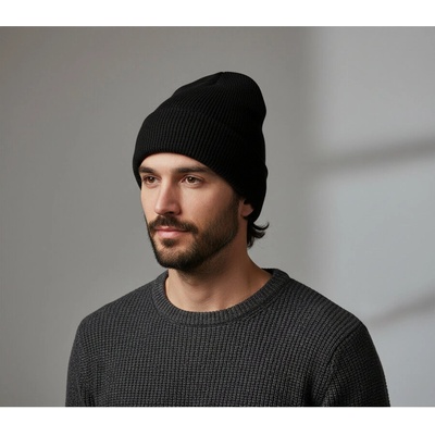 Мъжка шапка за зимата в черно