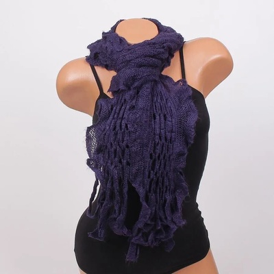 Дамски плетен шал в тъмносиньо с къдрици и ресни