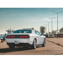 Jazda na Dodge Challenger v premávke