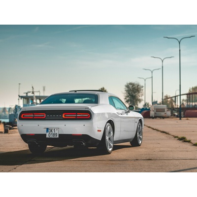 Jazda na Dodge Challenger v premávke