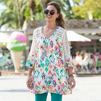 Široká tunika s macramé a potlačou biela tyrkysová