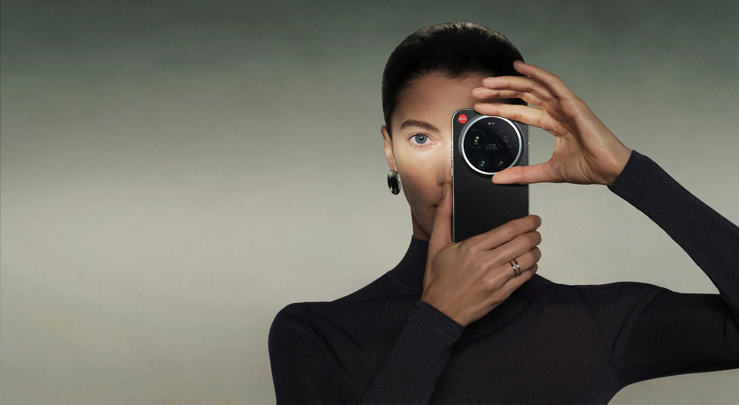 Egy nő fényképez egy Xiaomi Leica Leitzphone-nal