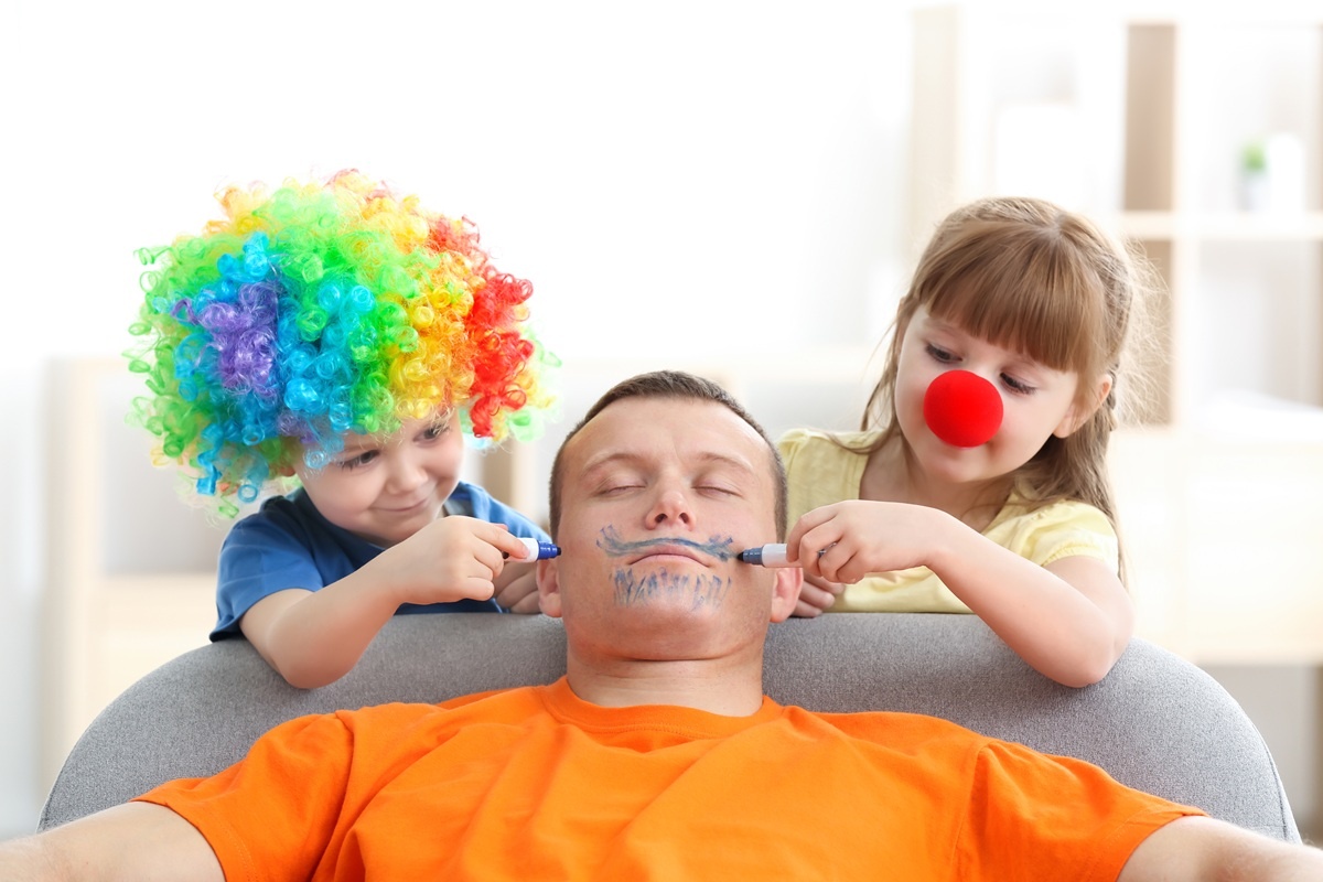  Deti maľujúce na tvár otcovi na Deň otcov