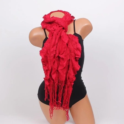 Плетен дамски шал в ярко червено с ресни