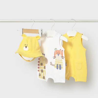 Mayoral Сет 2 къси гащеризона и шапка Горчица с животни за новородено момче Mayoral