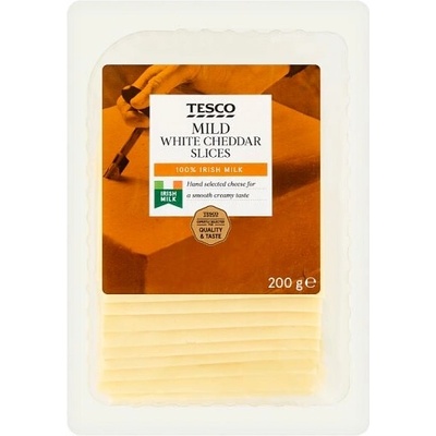 Tesco Přírodní zrající plnotučný tvrdý sýr cheddar plátky 200 g