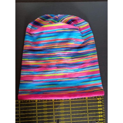 čepička s veselými pásky