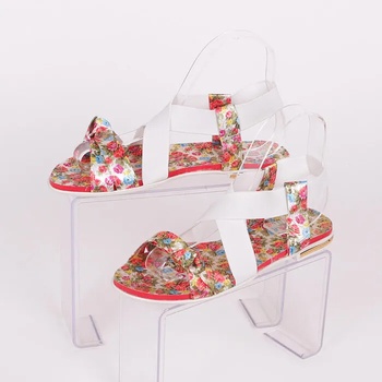 Свежи сандали в бяло и червено с красиви цветя