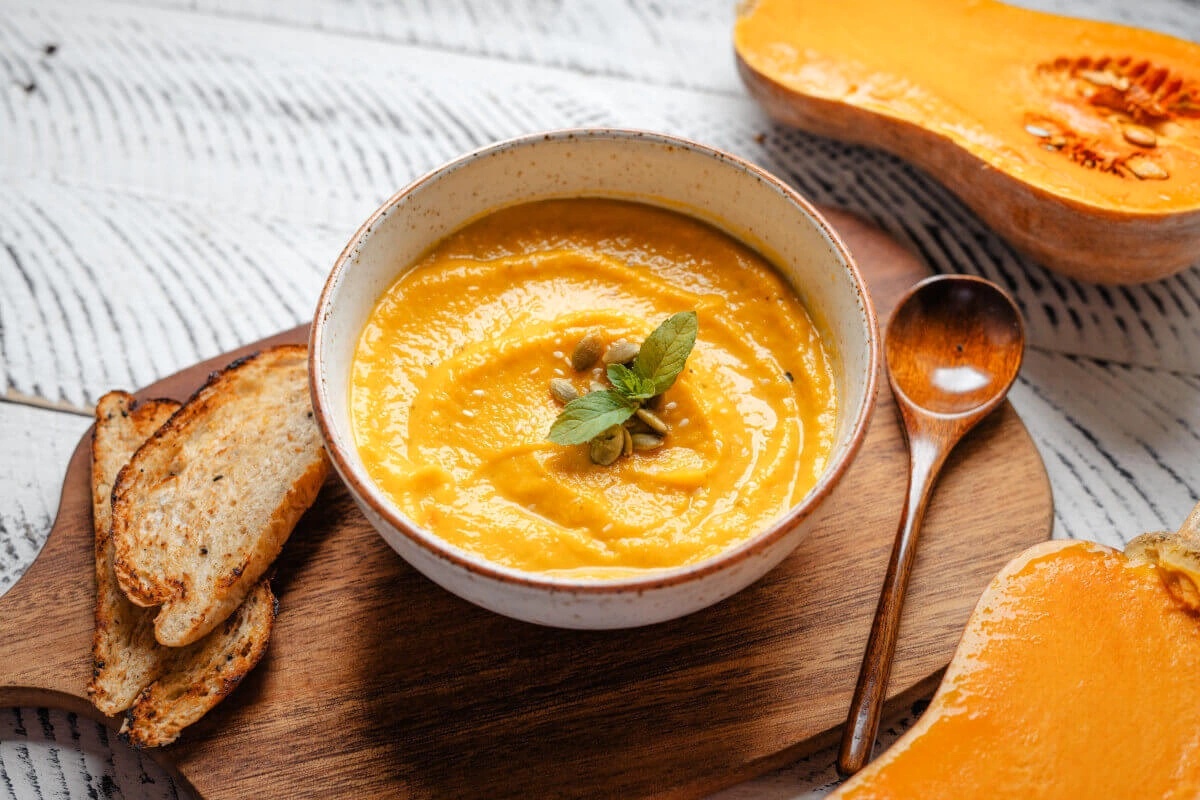 Naservírovaná veganská dýňová polévka bez smetany