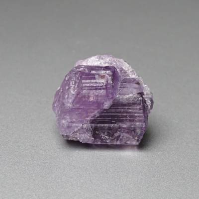 Skapolit fialový přírodní krystal 18,8g, Afganistán SKA 22