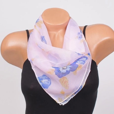 Нежно фишу в розово със сини цветя