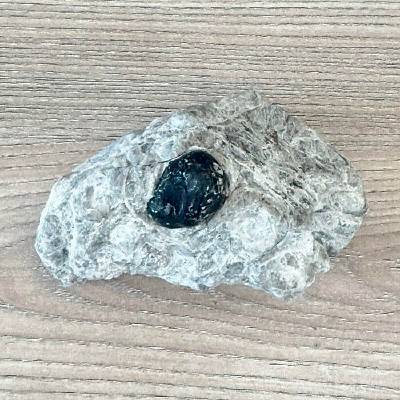 Nefertitis Obsidián Apačská slza v matrixu USA 71 NF64483 - cca 2,3 cm, 274 g