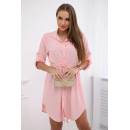 Šaty IT-16 so zapínaním na gombíky a zaväzovaním v páse Smetana