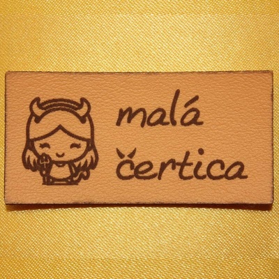 koženkový štítok malá čertica Materiál/farba: Biela koženka