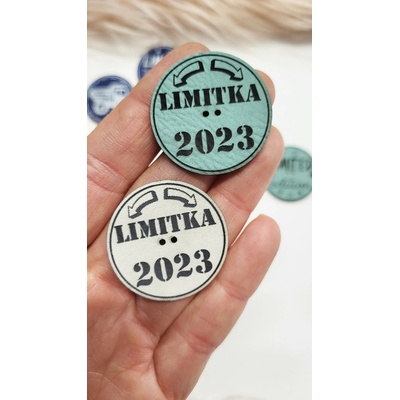 Koženkový štítok GOMBÍK limitka 2023 Materiál/farba: Brúsená koženka BL.HNEDÁ