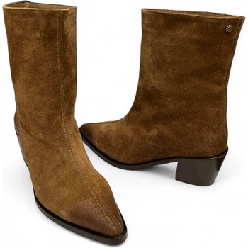 Image 1 of УЕСТЪРН БОТИ ОТ ЕСТЕСТВЕН ВЕЛУР С ПРОМАЗАН ЕФЕКТ В ЦВЯТ ТЮТЮН