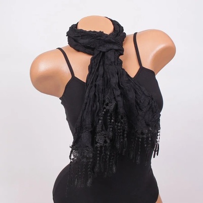 Моден дамски шал в черен цвят с плетена дантела