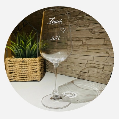 Dekorace skla Pískovaná svatební sklenice na víno "Ženich" 340 ml