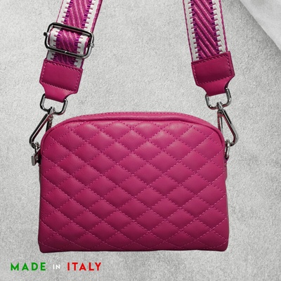 Dámská kabelka v růžové pink barvě je vyrobena z vysoce kvalitní jemné na dotek pravé kůže v Itálii. Vyniká elegantním designem a precizním zpracováním.