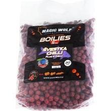 Magic Wolf Zakrmovací boilies Švestka/Chilli 5kg 20mm