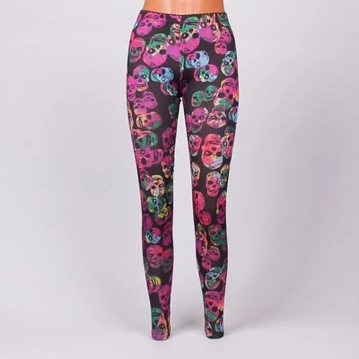 Дълъг клин в черен цвят с лилаво-зелени черепи