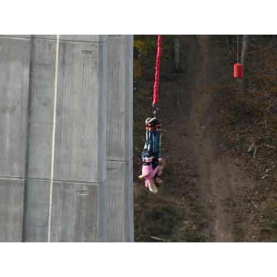 Bungee jumping z mostu ve dvou